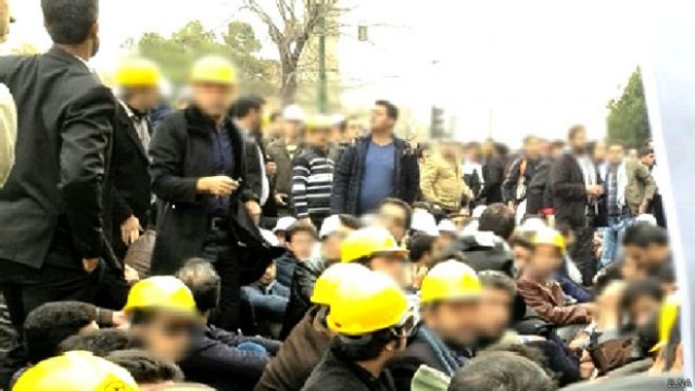 صدها نفر از کارگران شرکت‌های برق منطقه‌ای و ایران تایر امروز در اعتراض به قراردادهای موقت مقابل مجلس ایران تجمع کردند. 