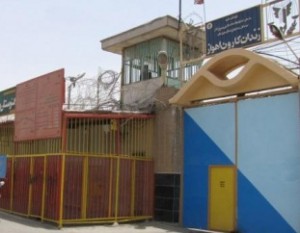 Karoon_prison این منبع محلی که خود چند روز با یکی از این زندانیان در سلولهای اداره اطلاعات همبندی بوده است در خصوص نحوه شکنجه این افراد مدعی شد :«در زمان نگهداری این افراد در سلولهای انفرادی به آنها پابند زده شده بود و برای روزهای متوالی مورد ضرب و شتم قرار گرفتند، شلنگ فشار قوی آب در دهانشان گذاشتند، آنها را به تخت بستند و با تسمه به کف پاهایشان شلاق زدند.