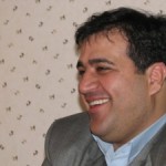 منبع نزدیک به مهدی محمودیان در خصوص وضعیت جسمی او به کمپین گفت:« وقتی در بند 209 زندان اوین بوده شب های زیادی او را بدون لباس به حیاط فرستاده اند. دی ماه بوده و هوا سرد و شب های زیادی زیر باران تا صبح مانده است. او از همان دوران مشکل تنفسی پیدا کرد و بارها هم شکایت کرد و خواست تا برای درمان به بیرون از زندان فرستاده شود.»