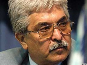 Mohammad_Seifzadeh فاطمه گلزار با اشاره به انتقال محمد علی دادخواه به زندان اوین نیز گفت:« دیگر همه وکلای خوب در اوین دور هم جمع شده اند. ما فقط آرزو می کنیم که همه این زندانی ها زودتر آزاد شوند، ادامه این روند غیر منطقی واقعا برای خود و خانواده هایشان بسیار مشکل است.»