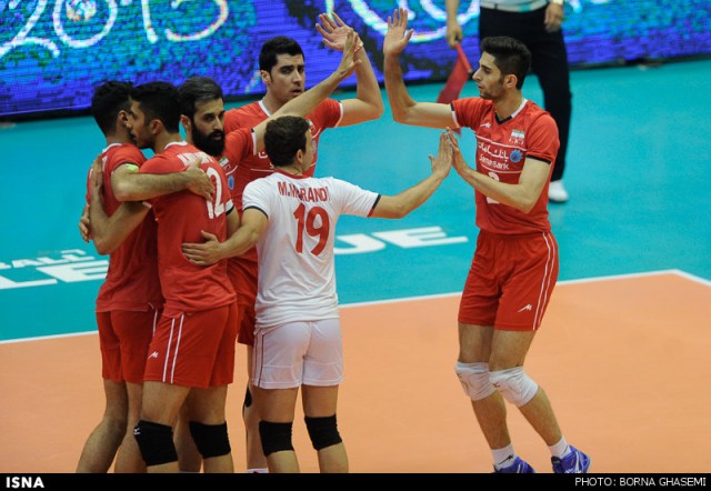 مسابقه والیبال تیم ایران و آمریکا روز جمعه به میزبانی ایران در ورزشگاه آزادی با پیروزی سه بر صفر ایران پایان یافت در حالیکه زنان بار دیگر از حق نشستن روی نیمکت ها و تشویق تیم ملی شان محروم شدند.