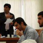 زانیار و لقمان مرادی در مورخه 11 مردادماه توسط نیروهای امنیتی در شهر مریوان بازداشت و به مدت 9 ماه در بازداشتگاه ستاد خبری اداره اطلاعات شهر سنندج برای اخذ اعترافات ساختگی تحت فشار و شکنجه شدید روحمی و جسمی قرار گرفته‌اند. این دو زندان بعدا نزدیک به 6 ماه به زندان مرکزی سنندج منتقل می‌شوند و از آنجا هم به بند 209 منتقل می‌شوند. درعکس دو متهم در جلسه دادگاه دیده می شوند.