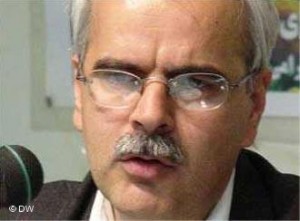 saied madani همسر سعید مدنی در پاسخ به این سوال که آیا همسرش برای قبول اتهاماتش مورد شکنجه واقع شده است به کمپین گفت:« وقتی من از سعید سوال کردم که آیا مورد ضرب وشتم قرار گرفته است او این مسئله را رد نکرد. ماه های اول برای او خیلی سخت بوده است تا اینکه با اعتصاب غذا توانست کمی وضعیتش را بهتر کند. او بازجویی های طولانی مدت در حد 15 ساعت داشته است.