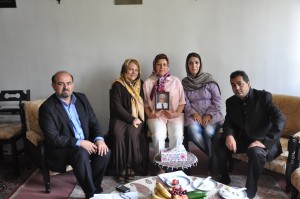 seifzadeh_wife خانم گلزار در خصوص وضعیت پرونده دوم موکلش که مربوط به خروج غیر قانونی او از کشور بوده است به کمپین گفت:« علیرغم پیگیری های متعدد من هنوز خبر دقیقی از این پرونده نگرفتم. اما چون عمل خروج غیر قانونی از کشور توسط موکلم انجام نشده است بنابراین به نظرم حکمش در حد جریمه نقدی خواهد بود.»