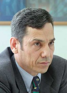 soltani201 مائده سلطانی با اشاره به اینکه مادرش تحت فشار است به کمپین گفت:« مادرم هر بار که برای پیگیری کارهای پدرم به دادگاه می رفت به صورت شفاهی تهدید می شد و حتی مدتی پس از اعلام حکم دادگاه تجدید نظر پدرم منشی دفتر یکی از مسولان قضایی که اسمش را نمی دانم به مادرم گفته بود حالا که همسرت اظهار ندامت نمی کند شما به جای او می توانید اظهار ندامت کنید. نمی دانم اگر مادرم به جای پدرم اظهار ندامت می کرد او آزاد می شد یا نه. اما بهرحال این صحبت به صورت شفاهی گفته شده بود.»