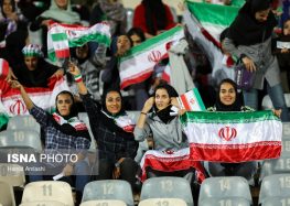 واکنش‌های مختلف به حضور گزینشی زنان در ورزشگاه آزادی برای تماشای بازی تیم‌ ملی فوتبال