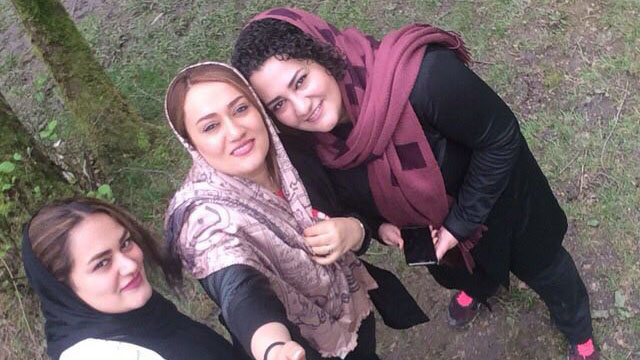 به ترتیب از راست: آتنا دائمی، انسیه دائمی و هانیه دائمی