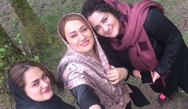 از راست آتنا، انسیه و هانیه؛ خواهران دائمی با شکایت مأموران سپاه پاسداران به «توهین به مأموران نظام» و «ممانعت از اجرای حکم قضایی» متهم شده اند.