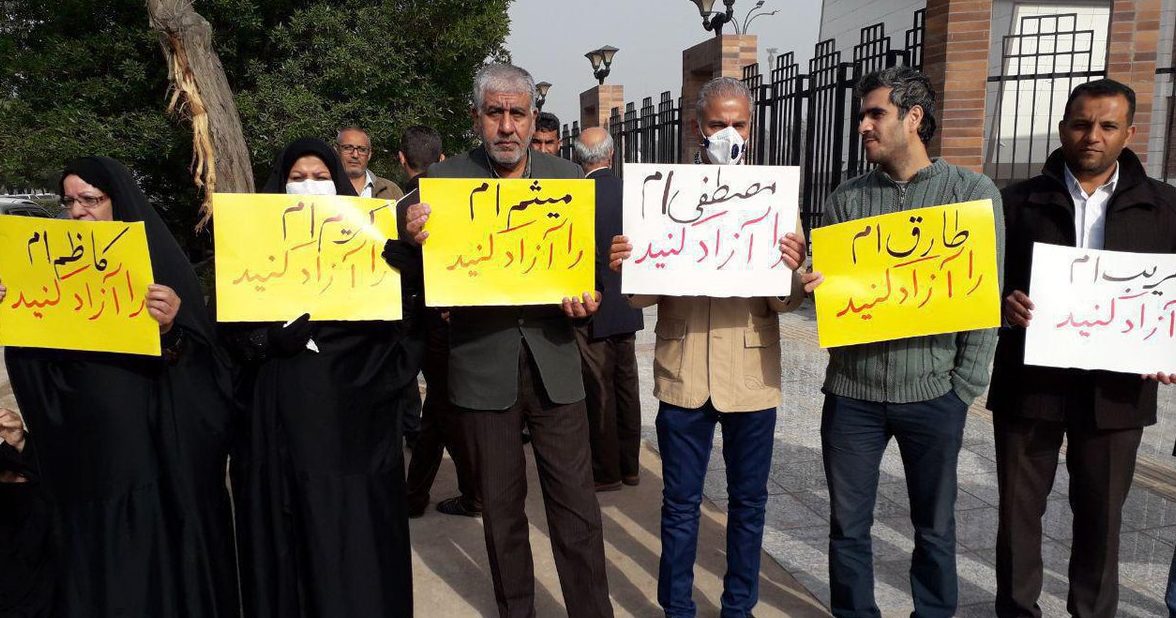 تجمع تعدادی از خانوادههای کارگران زندانی در مقابل دادگستری روز نهم دی ماه