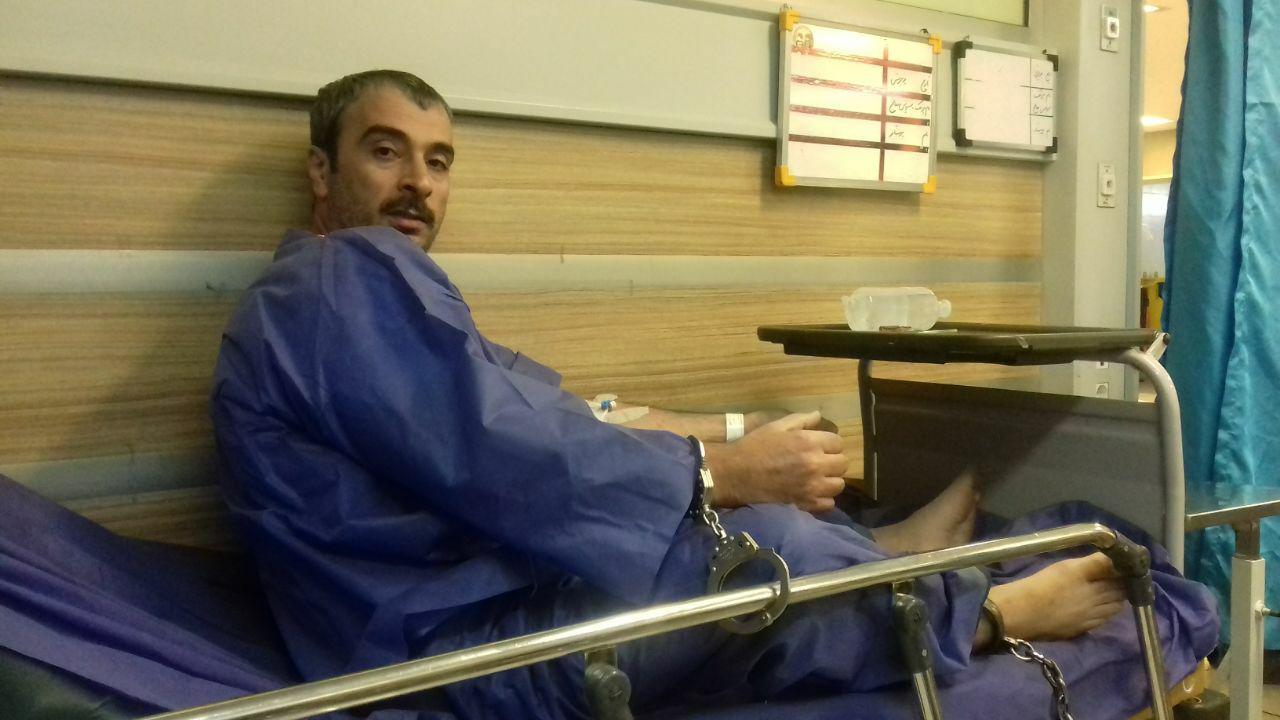 حمیدرضا امینی پس از یک دوره اعتصاب غذا، با دستبند و پابند به بیمارستان منتقل شد اما قبل از تکمیل درمان به زندان بازگردانده شد.