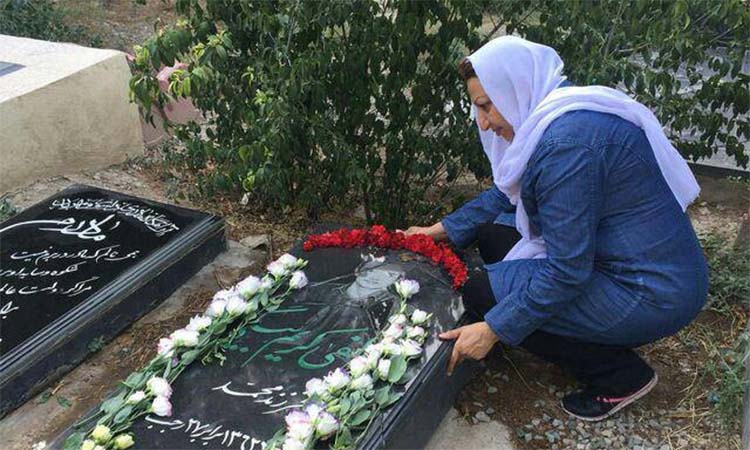 شهناز اکملی بر سر مزار فرزندش