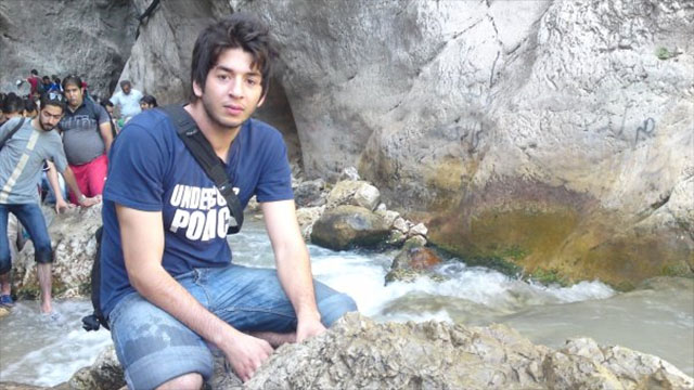 تصویر محمد مختاری که در ۲۵ بهمن ۱۳۸۹ براثر اصابت گلوله کشته شد