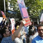 دخالت پلیس و بازداشت معترضان در اجتماع آرام حمایت از رضا شهابی در مقابل وزارت کار