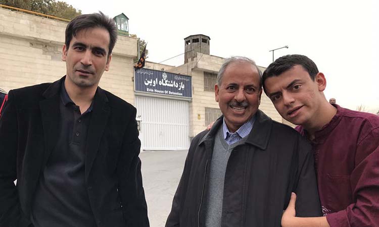 رضا آقاخانی، نفر وسط، که به دلیل فعالیتهای مسالمتآمیز سیاسی به سه سال زندان محکوم شده، روز سیزدهم آبان ۱۳۹۶ راهی زندان اوین شد.