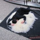 تجمع و اجرای هنری جلوی مقر سازمان ملل متحد:۲۶ هزار کپسول از درد های ایرانیان چیده و خوانده شد