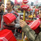 مداخله و تهدید پلیس برای روز ولنتاین: تجمع دختران و پسران با گل و شکلات و اهدای هدیه ممنوع