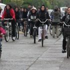 در اعتراض به ممنوعیت دوچرخه‌سواری زنان: زنان مریوان با دوچرخه‌هاشان قدم می‌زنند